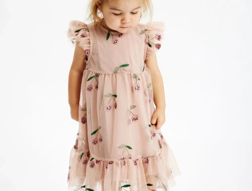 Pige i lyserød tylkjole med kirsebærbroderi fra The New Siblings TNST6228 adobe rose